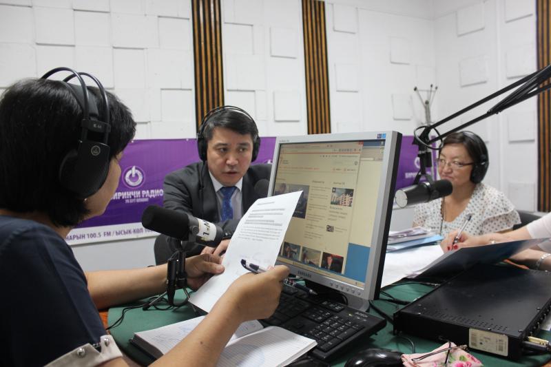 Участие Председателя Соцфонда КР Т.Абжапарова в прямом эфире на «Биринчи радио».